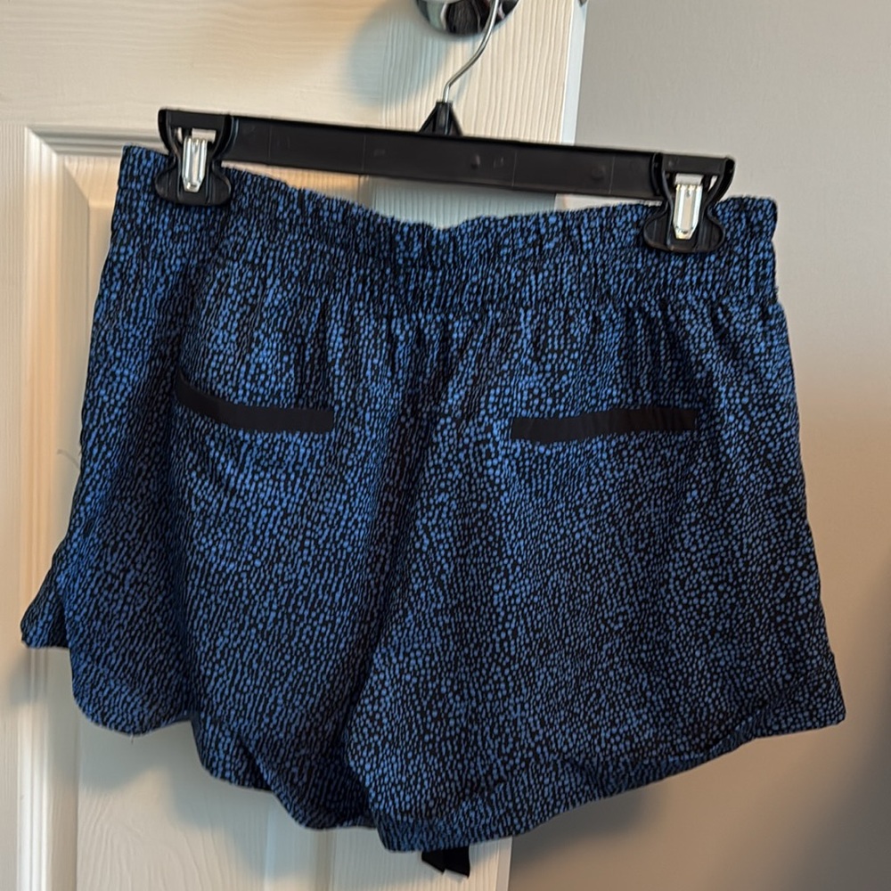 Lululemon short shorts with‎ drawstring tie waist 8 - Picture 3 of 3